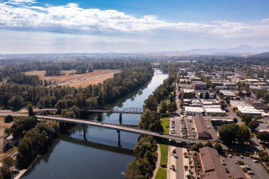 Corvallis, Oregon. Köprü Willamette Nehri 'ni geçiyor. İHA resmi. 