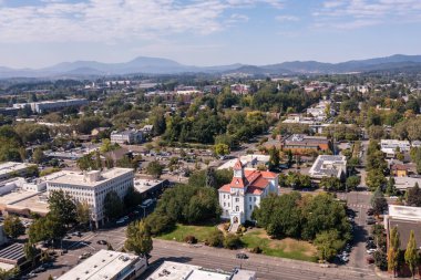 Corvallis, Oregon 'daki Benton Adliyesi. Tamamlanmış resim. 