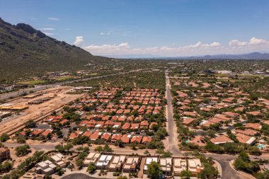 Oro Valley 'de emlak, Tucson, Arizona, ABD' nin banliyösü. Drone görünümü. 