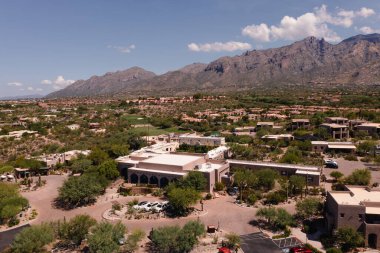 28 Temmuz 2022, Tucson, Arizona. Tucson Arizona 'daki Hacienda del Sol tatil köyünde. Uzaktaki Catalina Dağları. 