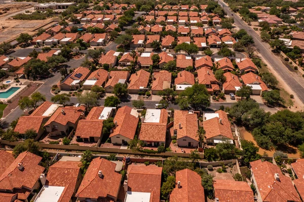 Tucson, Arizona 'da. Çöldeki evlerin kırmızı çatıları. Hava görüntüsü. 
