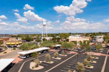 28 Temmuz 2022, Gilbert, Arizona, ABD. Phoenix 'in banliyösü. İnsansız hava aracı otoparkta yükseliyor..