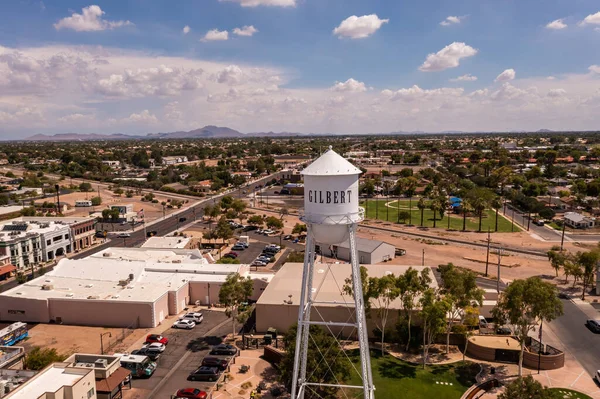 28 Temmuz 2022, Gilbert, Arizona, ABD. Gilbert Arizona 'daki metal su kulesi, yerel bir dönüm noktası. İHA atışı. 