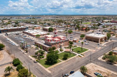 Floransa, Arizona 'daki tarihi Pinal County Adliyesi. Drone görünümü. 