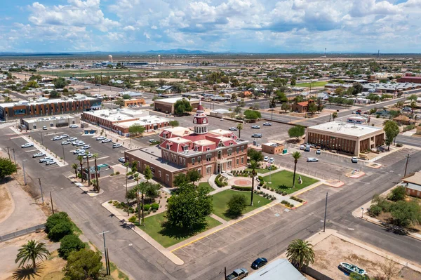 Floransa, Arizona 'daki tarihi Pinal County Adliyesi. Drone görünümü. 