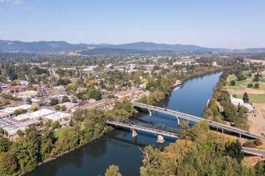 Corvallis, Oregon. Köprü Willamette Nehri 'ni geçiyor. İHA resmi. 