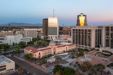 Tucson Arizona 'da. Tucson Arizona 'nın alacakaranlıktaki silueti, İHA atışı.. 