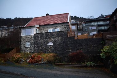 Bergen, Norveç manzarası. İskandinav mimarisi. Şehirlerdeki Norveç evleri. Bergen sokakları. Şehir manzaralı. Norveç 'i ve İskandinav ülkelerini dolaşın..