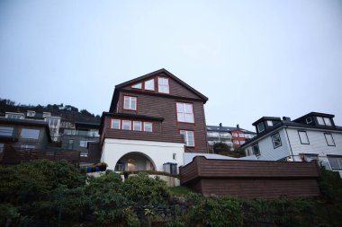 Bergen, Norveç manzarası. İskandinav mimarisi. Şehirlerdeki Norveç evleri. Bergen sokakları. Şehir manzaralı. Norveç 'i ve İskandinav ülkelerini dolaşın..