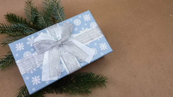 Niebieskie pudełko na Boże Narodzenie jest otoczony gałązek jodły. ferie zimowe i prezenty. — Zdjęcie stockowe