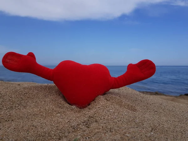 Піску Пляжі Іграшкове Червоне Яке Серце Тримає Руки Боків Різдво — стокове фото