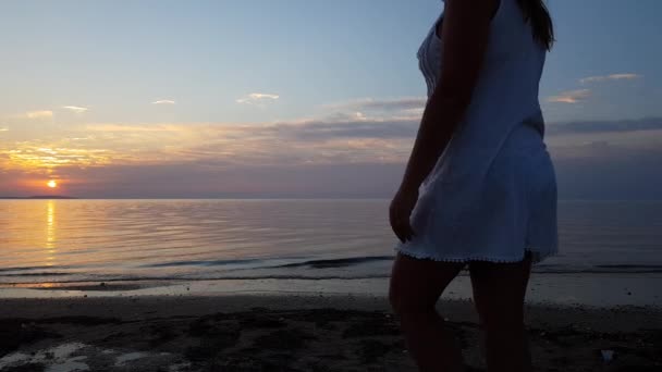 Dívka Bílých Světlých Šatech Kráčí Písčitém Břehu Moři Při Západu — Stock video