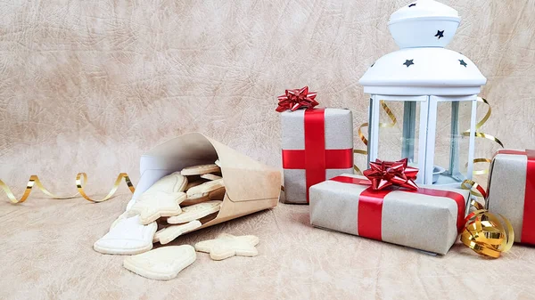 Biały Świecznik Świąteczne Ciasteczka Opakowaniu Ekologicznym Pudełka Zapakowane Papier Kolorze — Zdjęcie stockowe