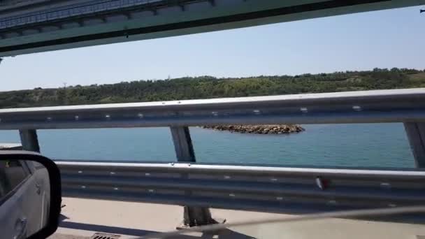 Jet autem na Krymském mostě. most z poloostrova na pevninu — Stock video