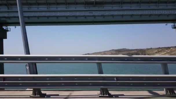 Voyager en voiture sur le pont de Crimée. pont entre la péninsule et le continent — Video