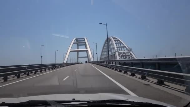 Viaggio in auto sul ponte di Crimea. ponte dalla penisola alla terraferma — Video Stock