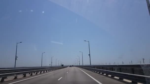 Voyager en voiture sur le pont de Crimée. pont entre la péninsule et le continent — Video