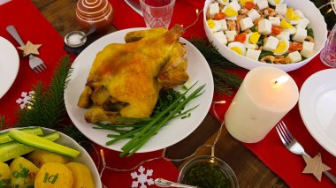 Aileyle Noel yemeği. Masadaki hindi. Üst Manzara. Şenlik masası kuruldu.