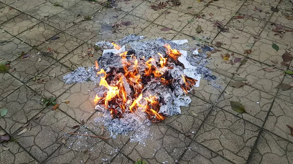 Έγγραφα Και Χαρτιά Καίγονται Κάψτε Ίχνη Του Εγκλήματος Καυτά Νέα — Φωτογραφία Αρχείου