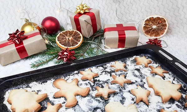 Bandeja Forno Biscoitos Forma Árvores Natal Estrelas Homem Chato Gengibre — Fotografia de Stock