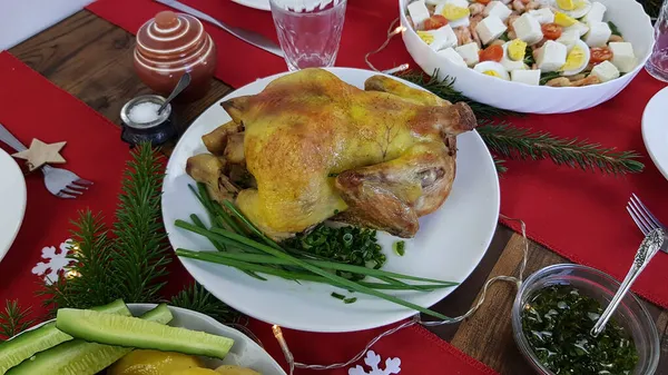 Świąteczny Obiad Rodziną Indyk Kaczka Lub Gęś Stole Widok Góry — Zdjęcie stockowe