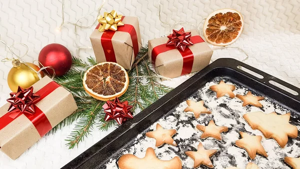 Fazer Biscoitos Natal Uma Massa Forma Árvores Natal Estrelas Homenzinhos — Fotografia de Stock