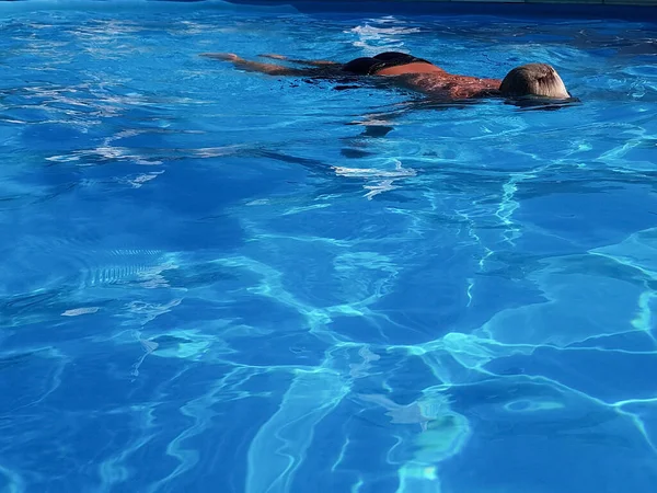 Een Tiener Zwemt Een Ronde Frame Pool Sport Recreatie Zomer — Stockfoto