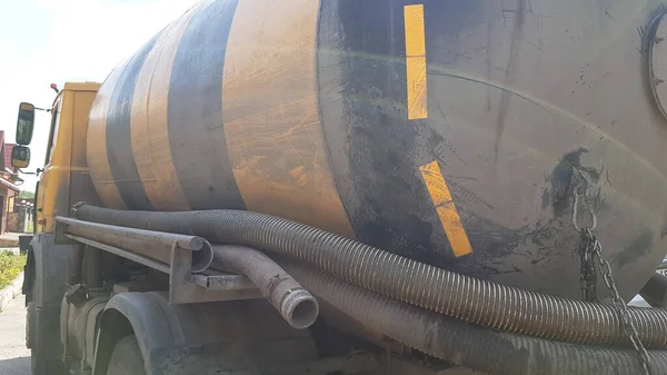 Foseptik Tankını Pompalamak Için Pompalama Makinesinin Düğümlerinin Resmi Özel Bir — Stok fotoğraf