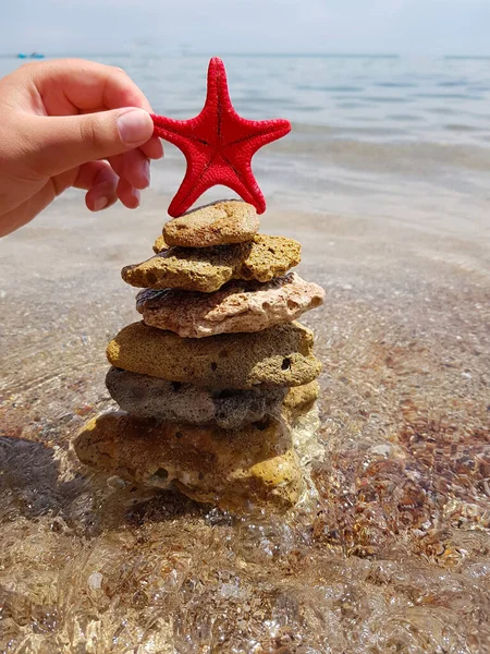 Arbre Noël Cailloux Mer Sur Fond Mer Une Étoile Rouge Photos De Stock Libres De Droits