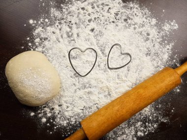 Un kalpli iki kişinin ana hatları. Sevgililer Günü Anneler Günü 'nde sevdiklerine yemek pişirmek. Sevgililer Günü için arkaplan