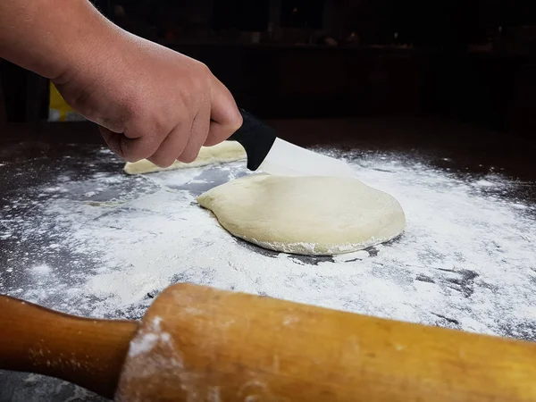 Cocinero Corta Masa Con Cuchillo Levadura Sobre Fondo Oscuro Hay —  Fotos de Stock