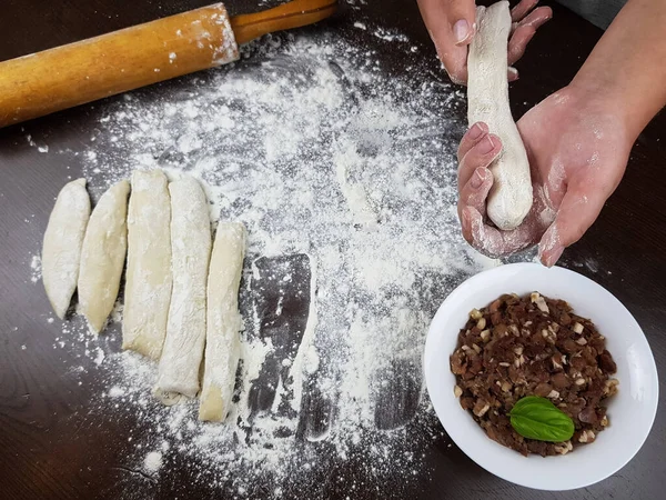 Cocinero Forma Masa Sobre Fondo Oscuro Hay Rodillo Mesa Para —  Fotos de Stock