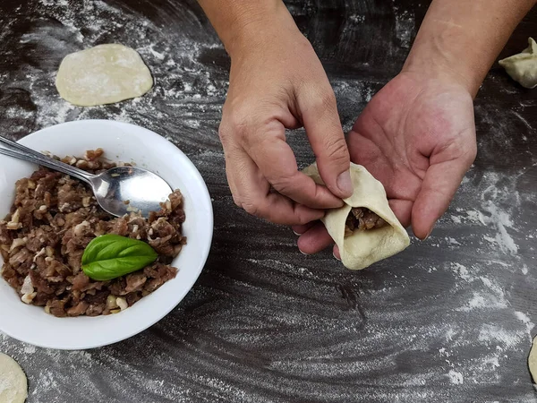 Çin mantısı ya da hamur köftesi için et hamuruyla doldurulmuş manti hazırlayın. Hamur ve et yemeği hazırlama
