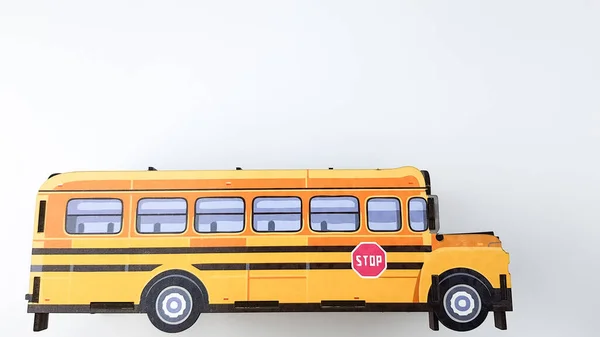 Uma imagem de um ônibus escolar amarelo em um fundo branco. estudo — Fotografia de Stock