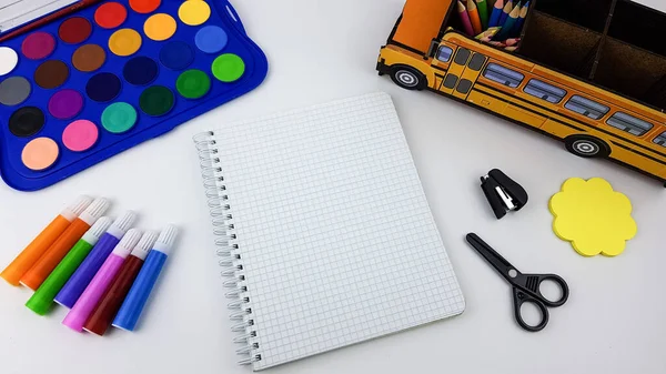 Uma Imagem Ônibus Escolar Amarelo Fundo Branco Tintas Marcadores Bloco — Fotografia de Stock