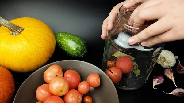 Mains Humaines Mettre Les Légumes Dans Bocal Verre Pour Décapage Photo De Stock