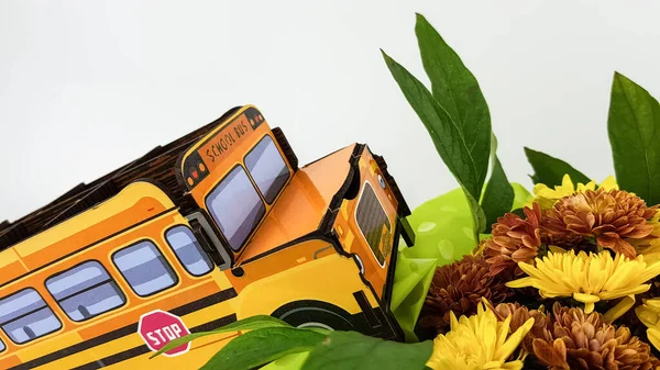 Uma Imagem Ônibus Escolar Amarelo Fundo Claro Buquê Flores Para — Fotografia de Stock