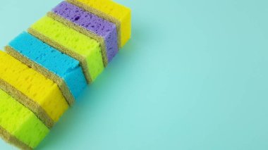 Bulaşık yıkamak için parlak süngerler. Baharda evin geniş çaplı temizlenmesi..