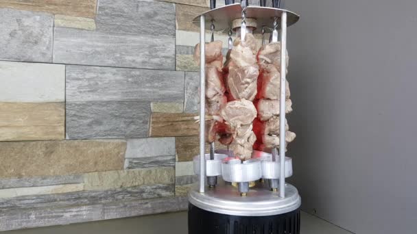 Varkensvlees kebab wordt thuis gebakken op een verticale elektrische grill. geroosterd vlees thuis. het is niet het barbecueseizoen — Stockvideo
