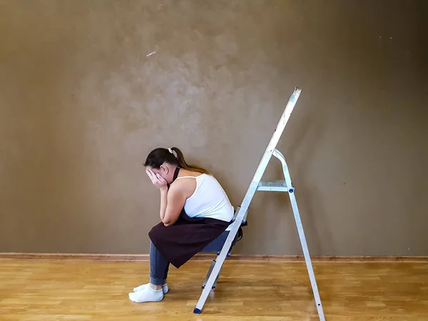 Uma Mulher Está Sentada Uma Escada Construção Segurando Cabeça Haverá Fotografia De Stock