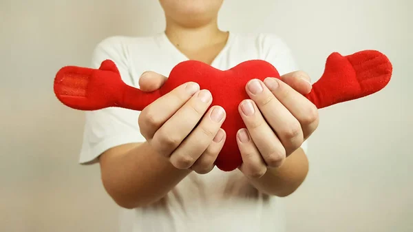Corazón Rojo Suave Las Manos Adolescente Sobre Fondo Claro Para —  Fotos de Stock