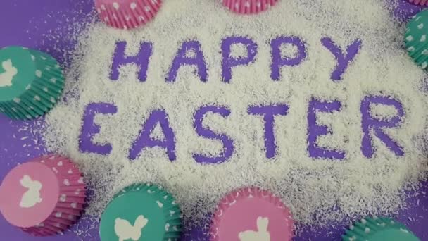 Veselé Velikonoce jsou napsány na fialovém šeříkovém pozadí. Podle Pantone leží poblíž velikonoční vajíčka trendových barev z roku2022. koncepce roku tygra — Stock video