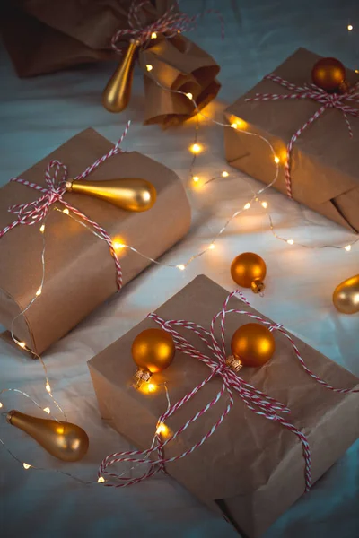 Kerstcadeaus Met Gouden Lichtjes Erop Glanzende Bloemenslingers Met Gouden Kerstboom — Stockfoto