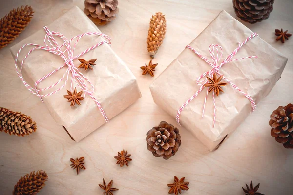 Julklappar Med Granar Ovanifrån Julklappar Trä Bakgrund Gåvor Packade För — Stockfoto