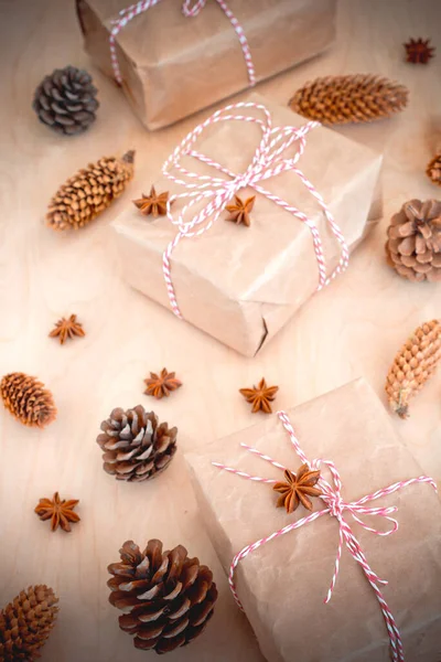 Kerstcadeaus Met Dennenappels Bovenaanzicht Kerstcadeaus Een Houten Achtergrond Geschenken Met — Stockfoto