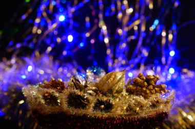 Süslerden örülmüş yeni yıl hediyesi sepeti.. 