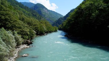 Abhazya 'da bir nehri olan yeşil dağ manzaraları.