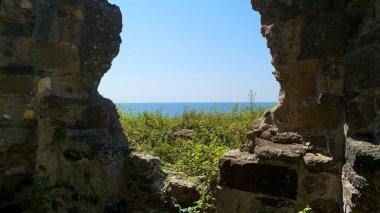 Abhazya 'da Karadeniz kıyısında.                          