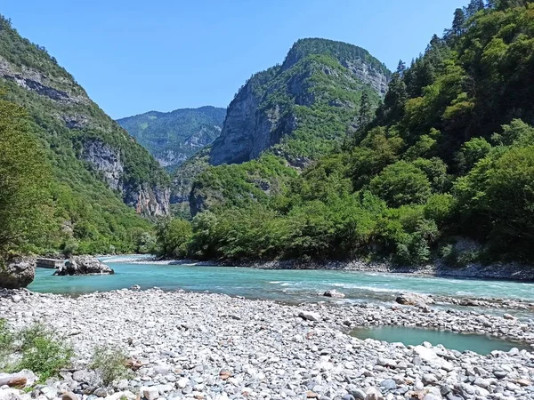 Grüne Berglandschaften Mit Einem Fluss Abchasien — Stockfoto