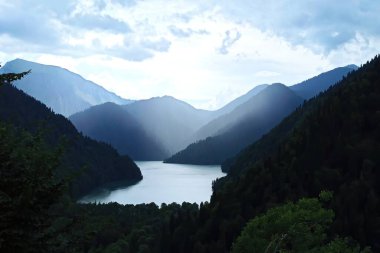 Abhazya dağlarında Ritsa Gölü.                                